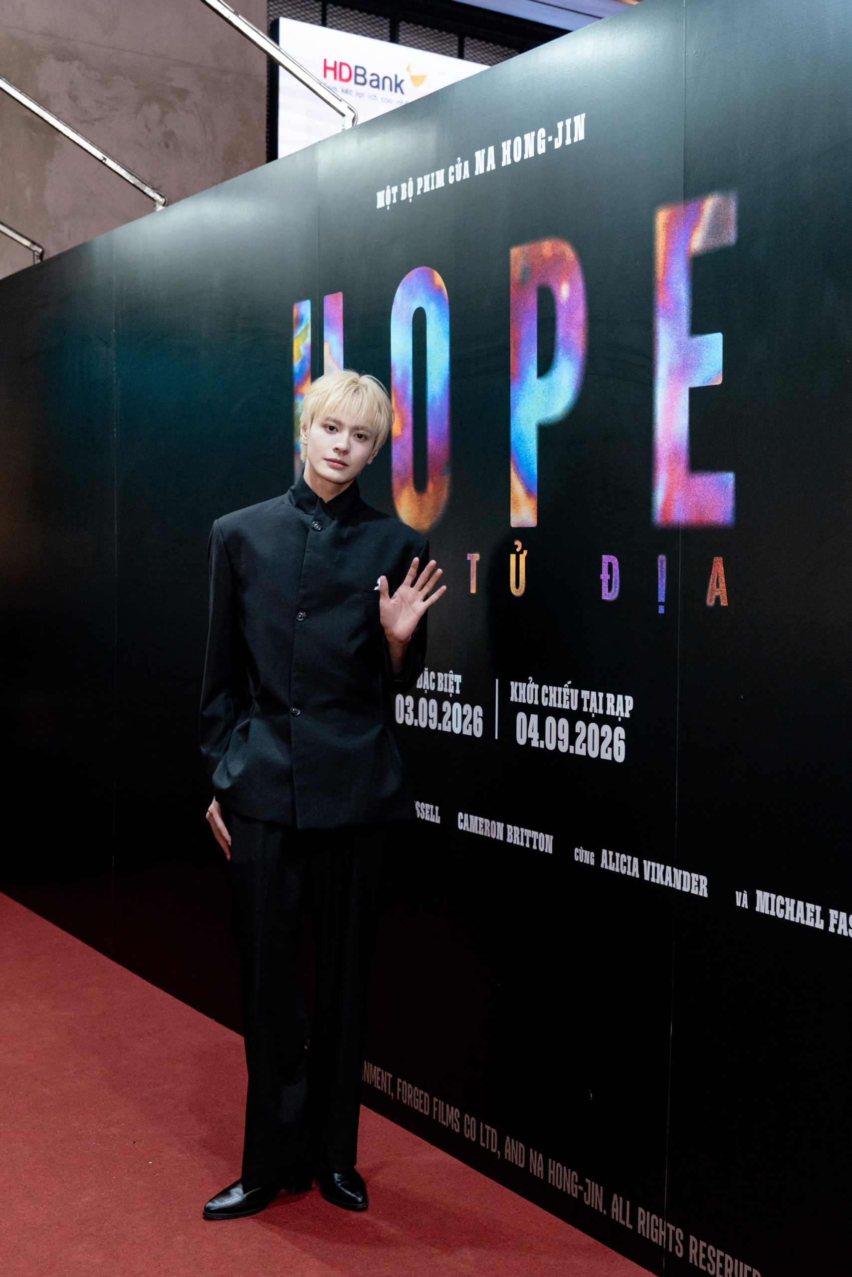 Hwang Jung-min và Zo In-sung tỏa sáng tại thảm đỏ Hope Vùng Tử Địa ở TP.HCM