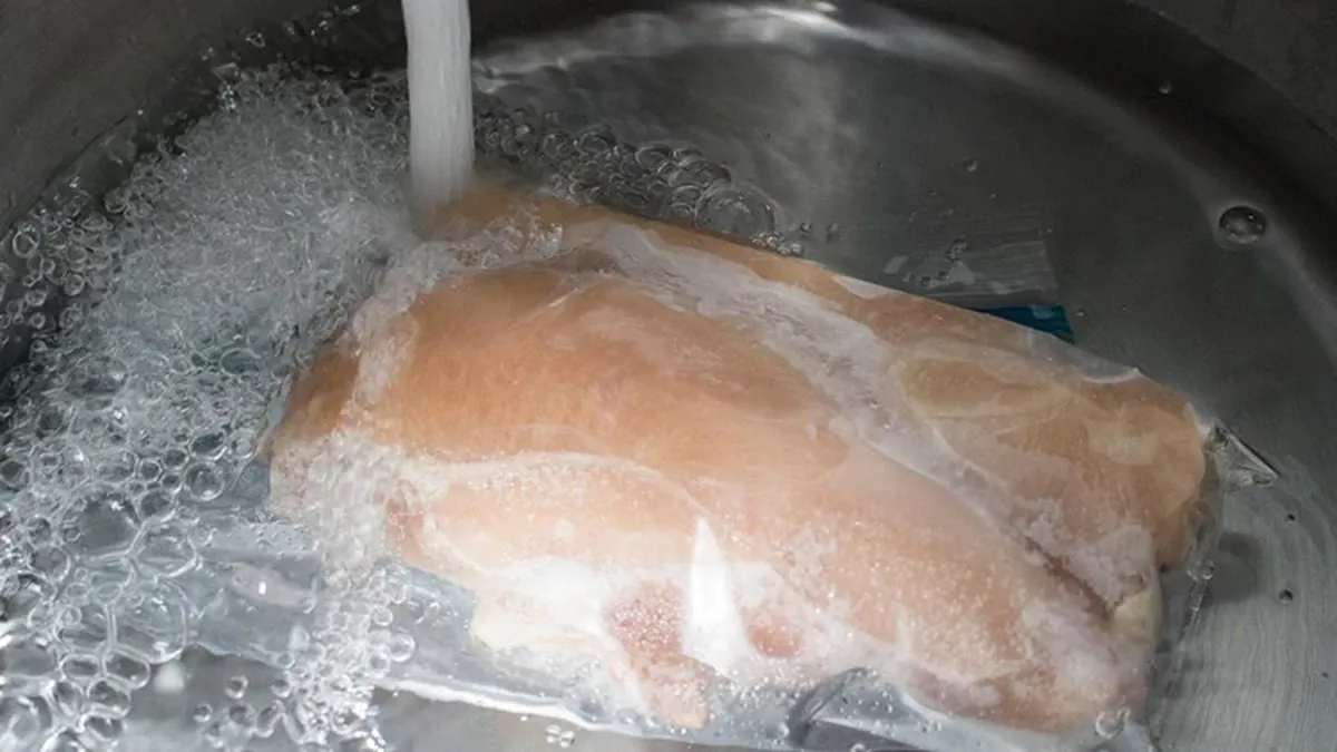 Cách rã đông thịt đúng để tránh vi khuẩn sinh sôi