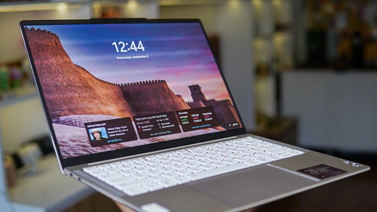 Lenovo Yoga Slim 7i Ultra Aura: ultrabook dưới 1kg có xứng đáng?