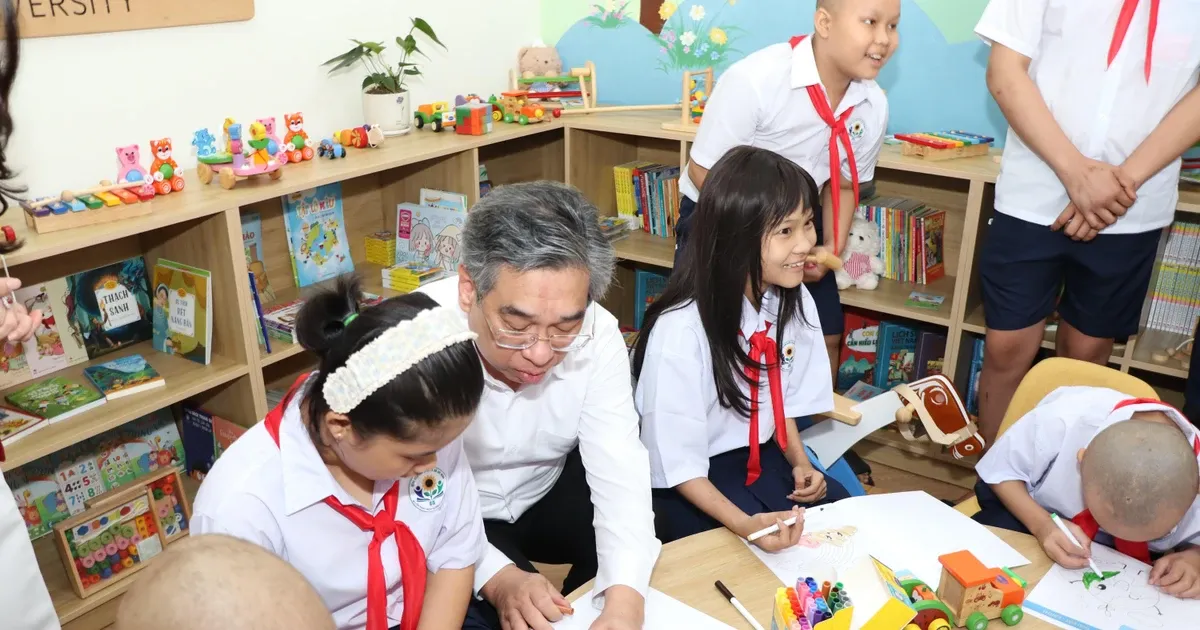 Lớp học trong bệnh viện: chiếc “cầu nối” cứu tuổi thơ bệnh nhi