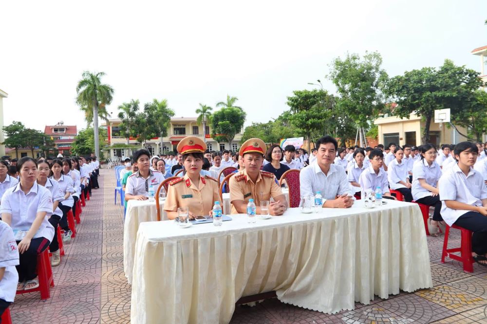 Học sinh THPT học luật giao thông và kỹ năng lái xe an toàn