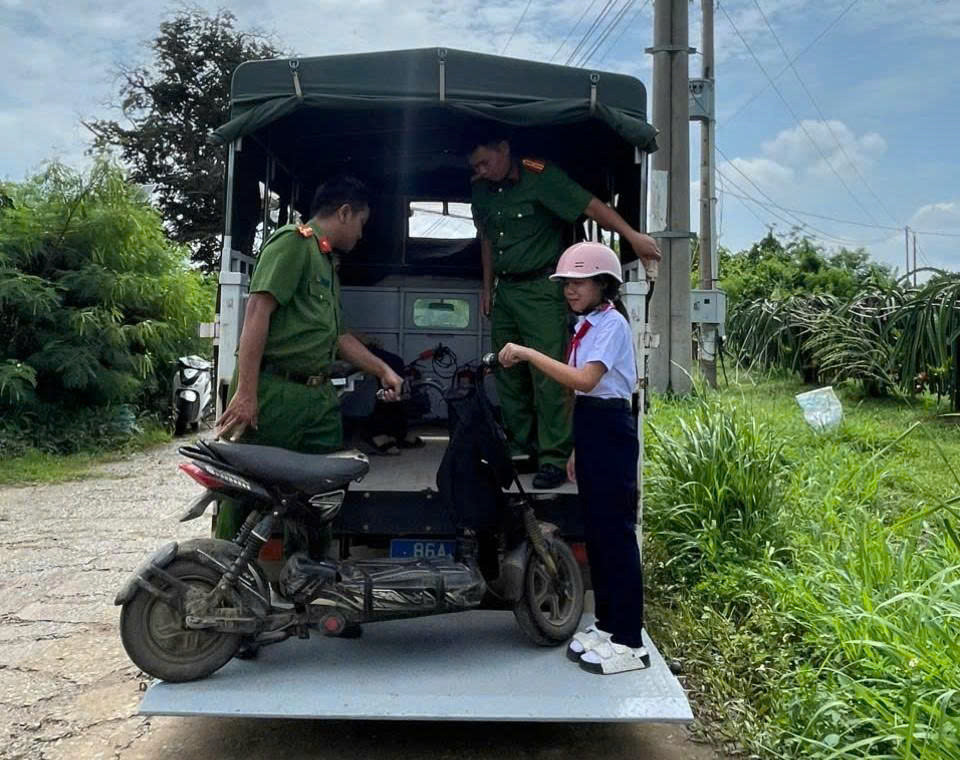 Khi lũ lụt chia cắt đường đến trường