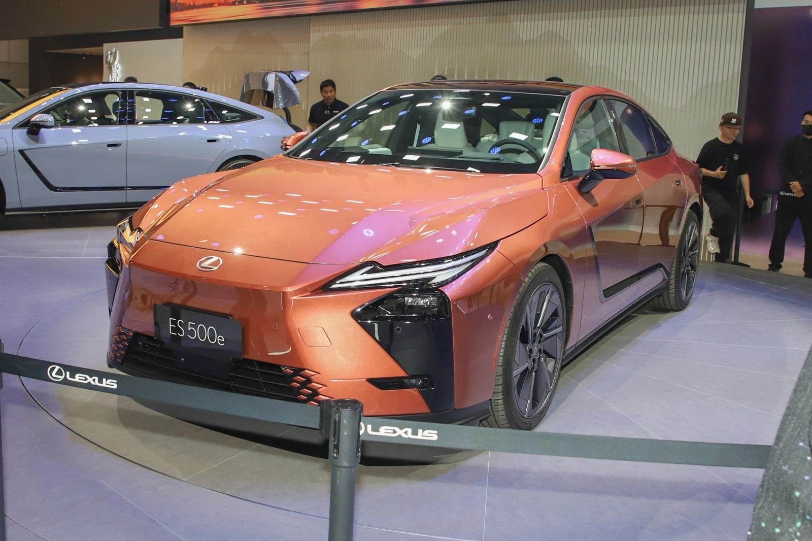 Lexus ES 500e chuẩn bị ra mắt: sedan điện hạng sang với tầm hoạt động ấn tượng