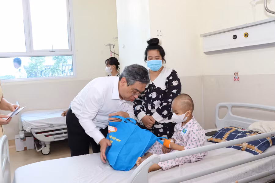 Lớp học trong bệnh viện: chiếc “cầu nối” cứu tuổi thơ bệnh nhi
