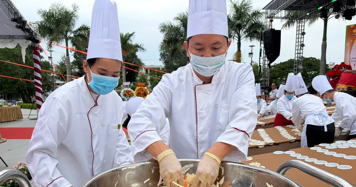 Bánh xèo Nam Bộ và gỏi củ hủ dừa lập kỷ lục ẩm thực khổng lồ