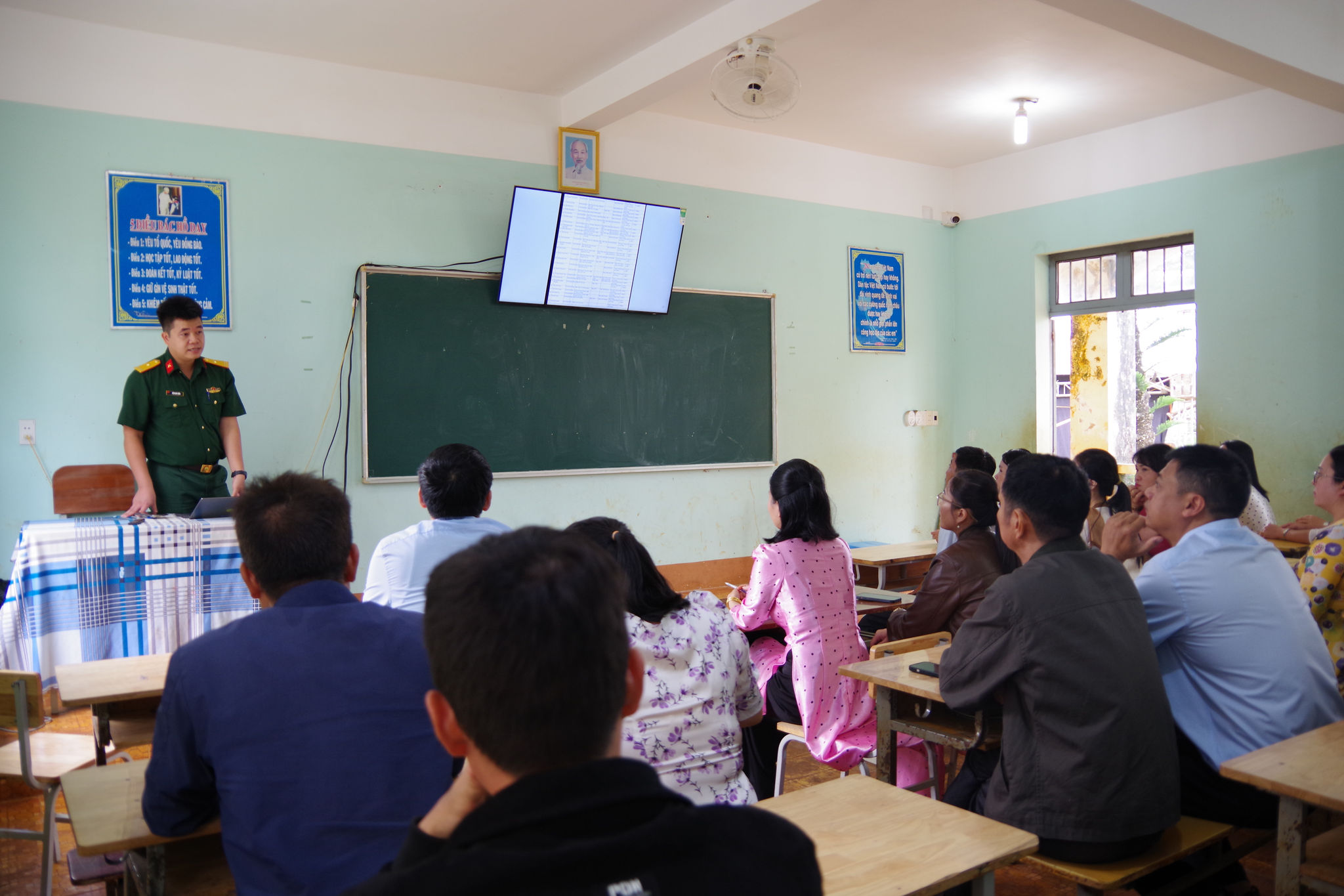 Công nghệ tiếp cận vùng sâu: từ thư viện điện tử đến phòng Tin học biên giới