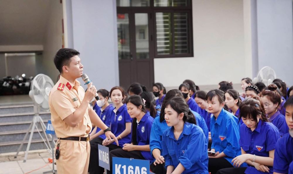 Học sinh THPT học luật giao thông và kỹ năng lái xe an toàn