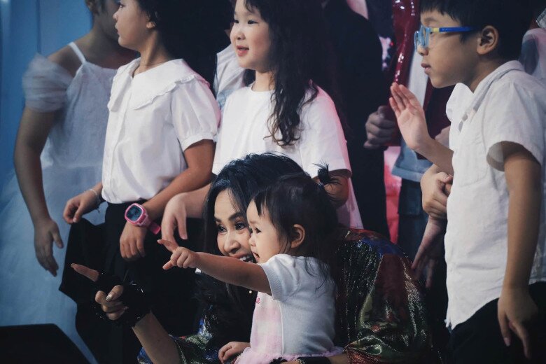 Diva Thanh Lam: Khi ánh đèn tắt, chỉ còn vai trò làm mẹ và làm con