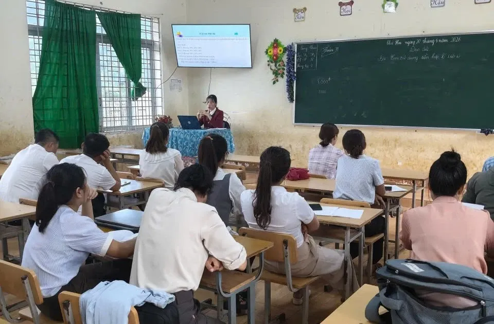 Giáo viên mang công nghệ vào vùng sâu: cây cầu số cho học sinh thiểu số
