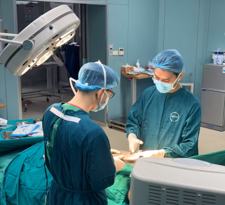 Vi khuẩn NTM sau nâng ngực: đừng nghĩ tháo túi là xong