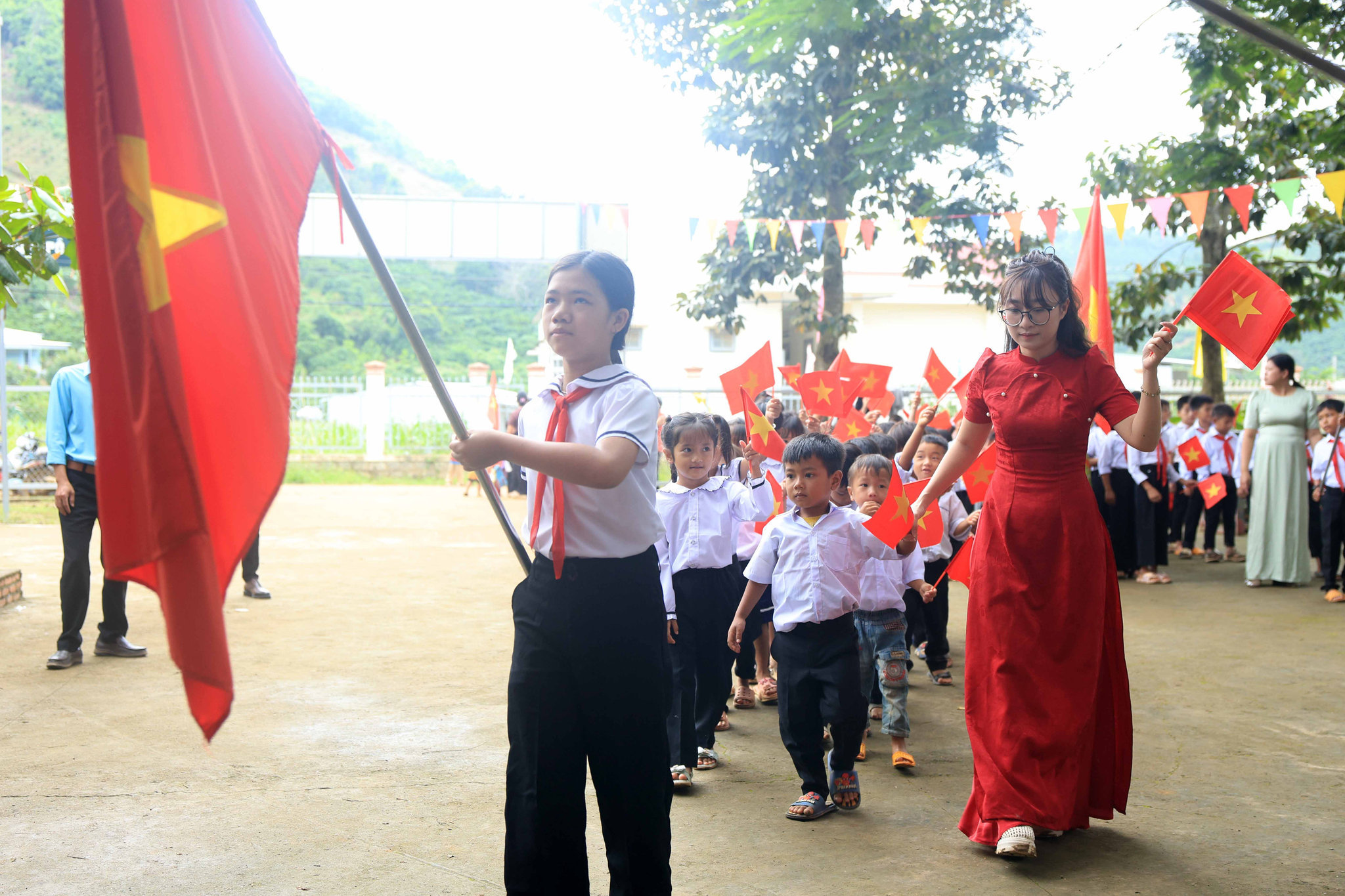 Phụ huynh Lâm Đồng “đỏ mắt” vì sách giáo khoa trước khai giảng