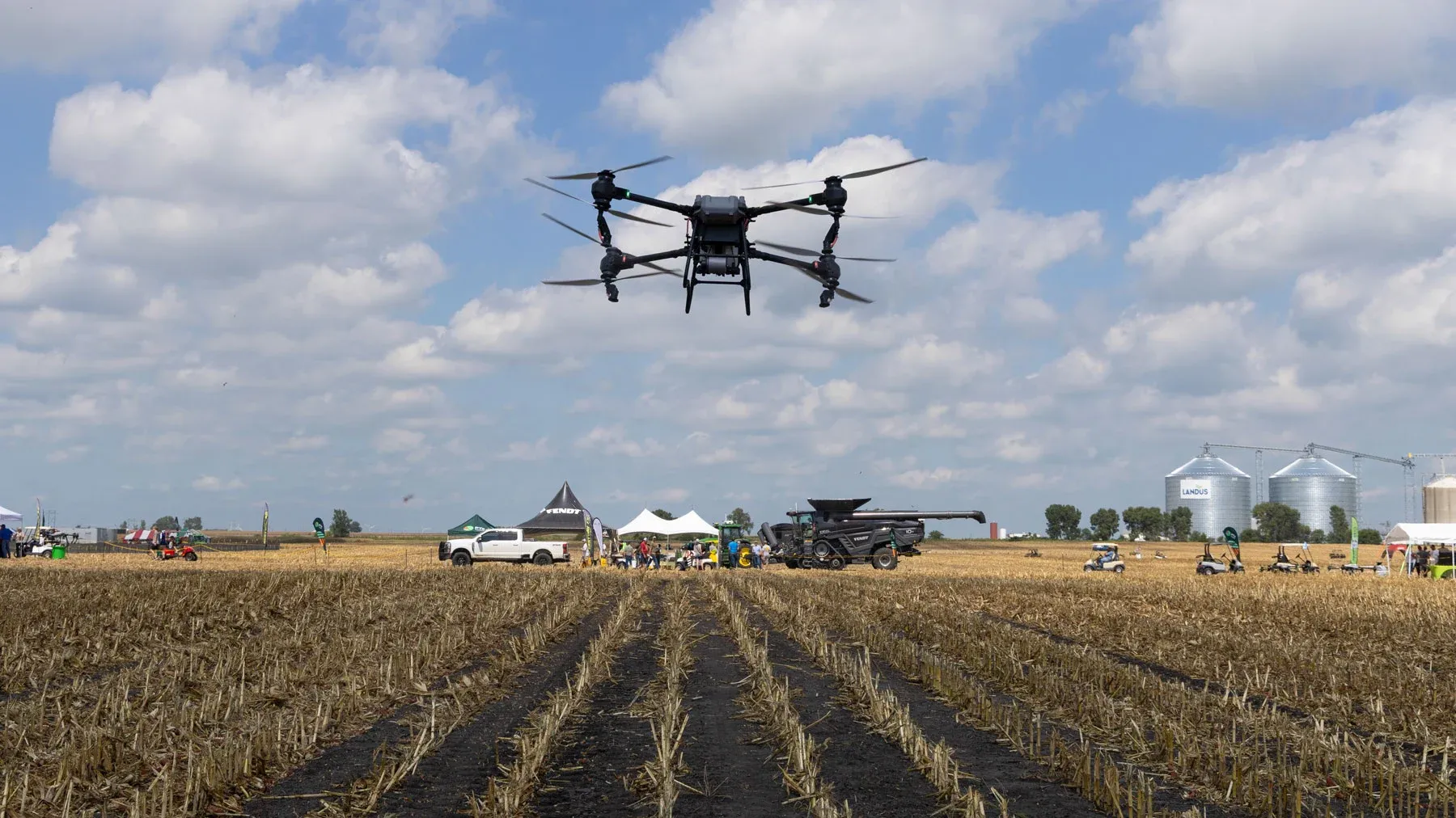 Nông trại tự động hóa hoàn toàn: AI và drone đang thay lao động như thế nào?