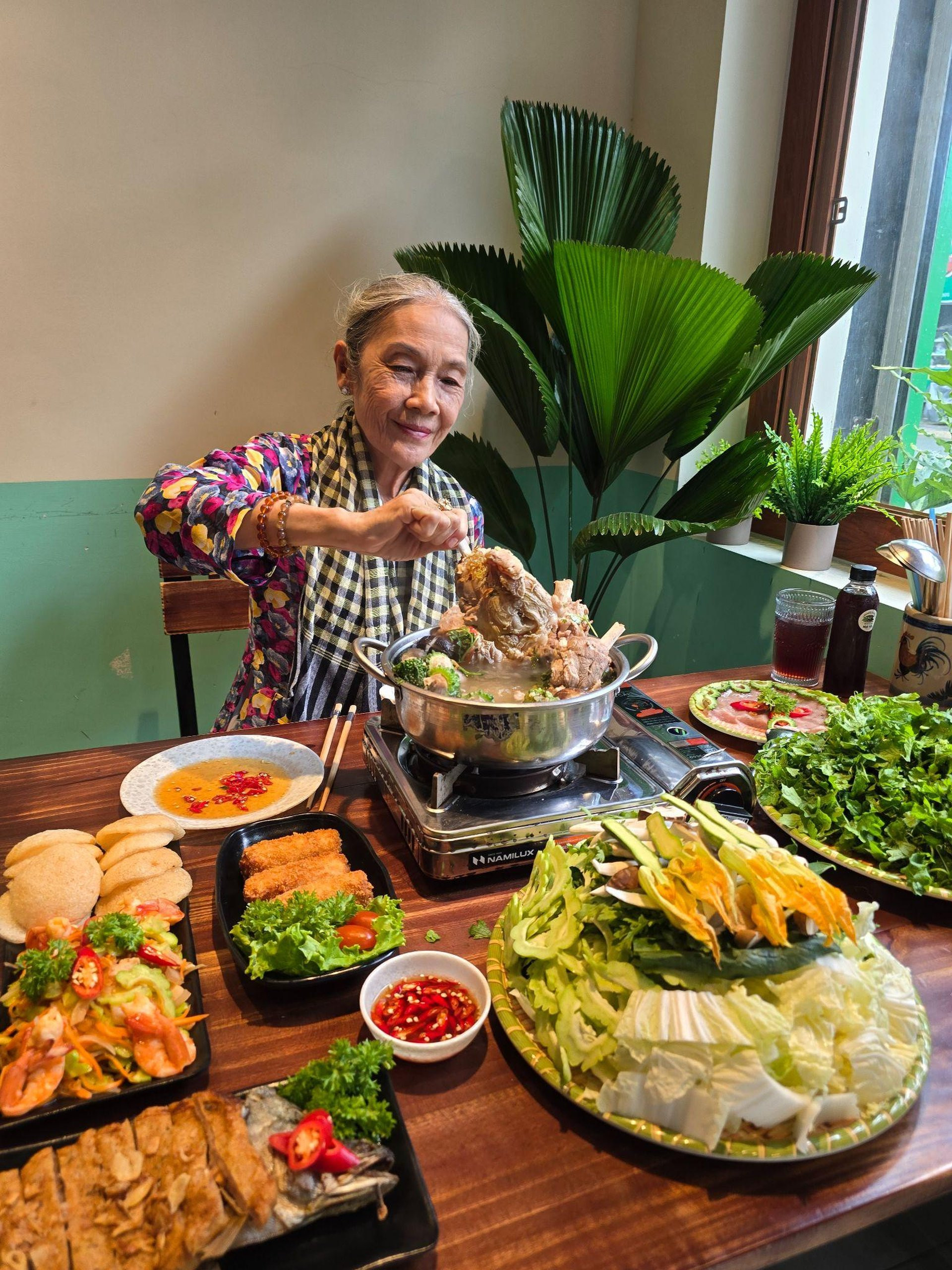 Lẩu khổ qua rừng: Từ mâm cơm quê nhà đến xu hướng ăn thanh nhẹ