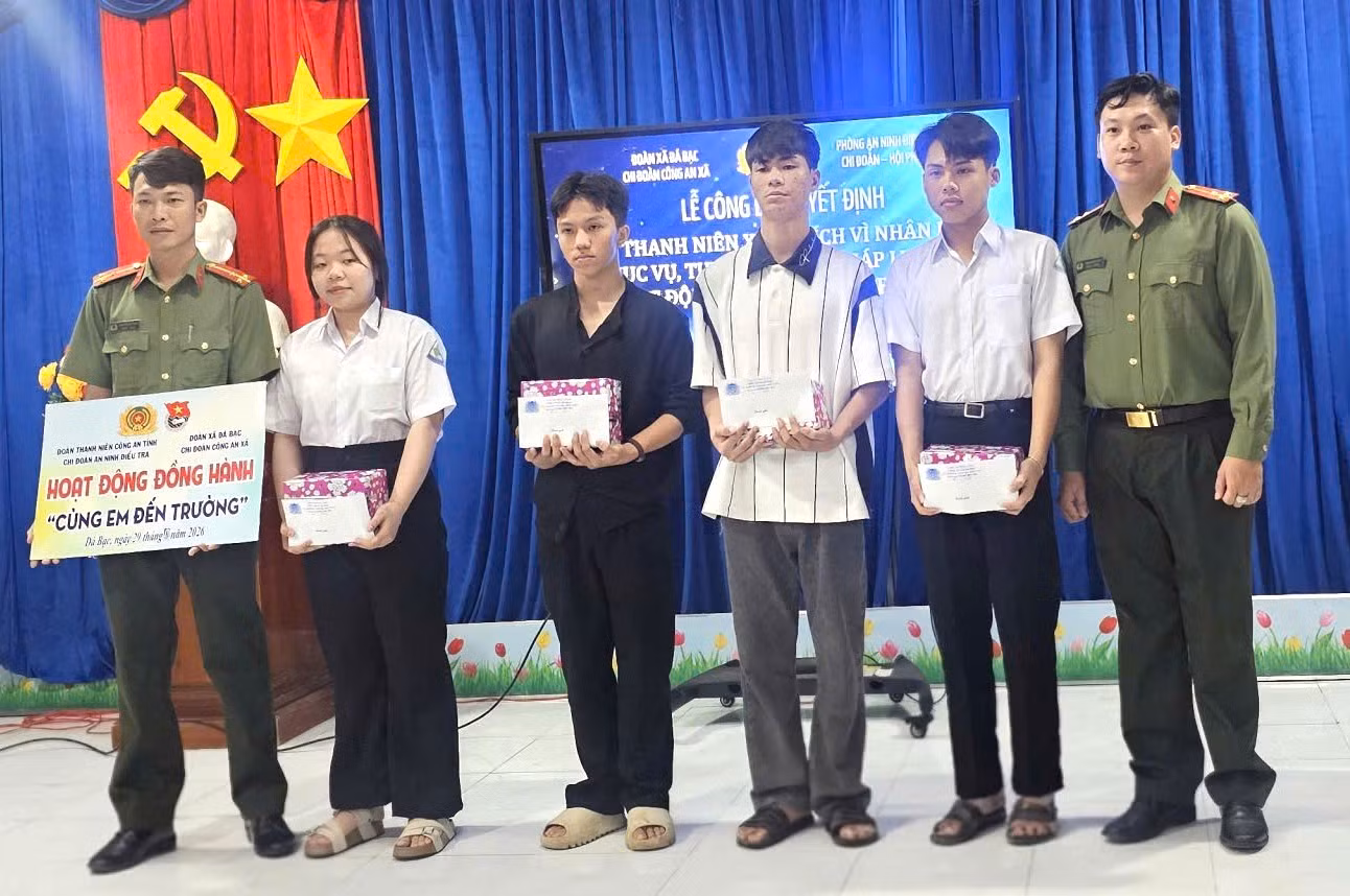 Lực lượng công an hỗ trợ học sinh khó khăn: Từ cặp sách đến kinh phí học tập