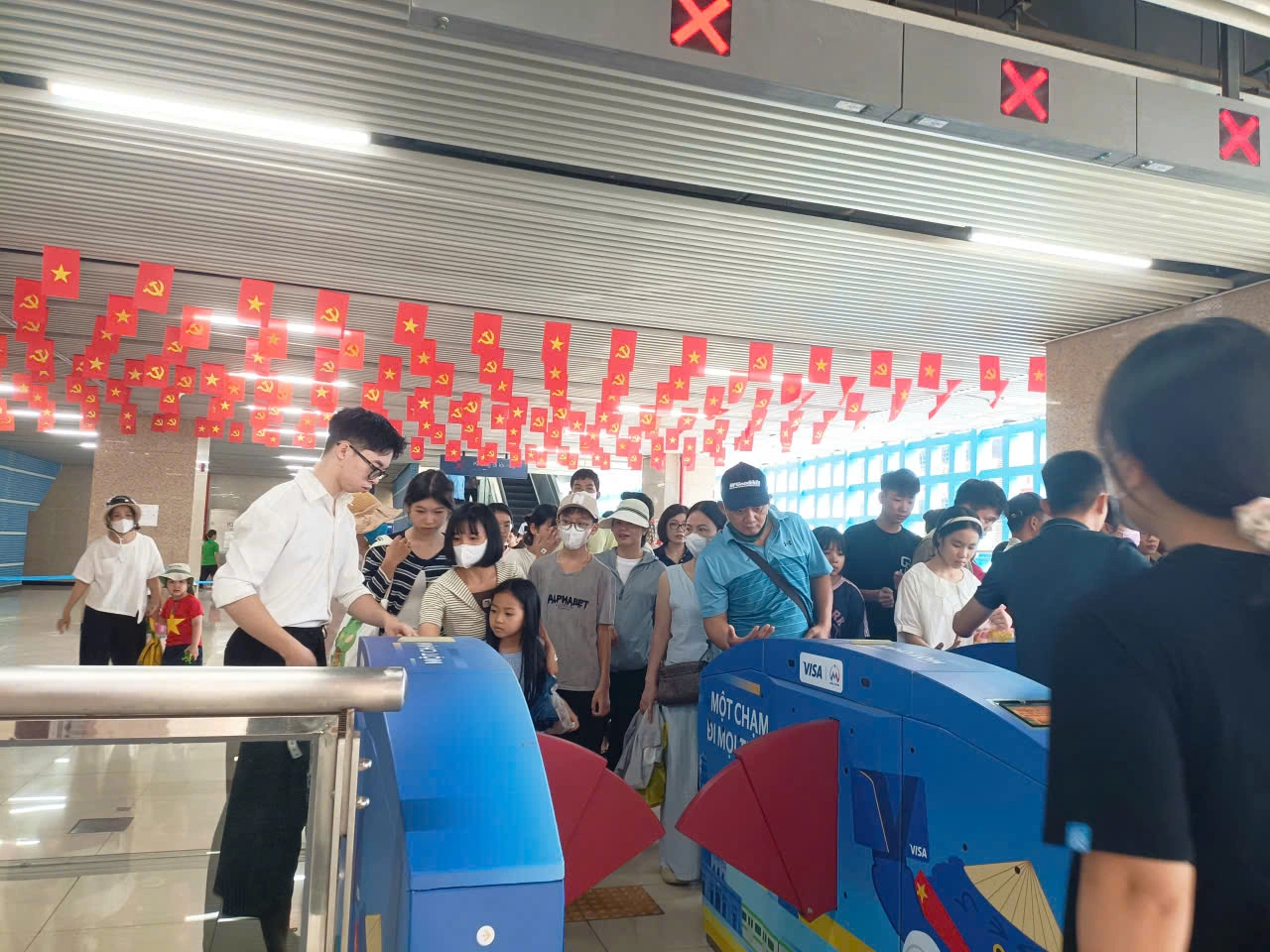 Hà Nội miễn phí xe buýt và tàu điện dịp Quốc khánh: cách đi chơi thông minh
