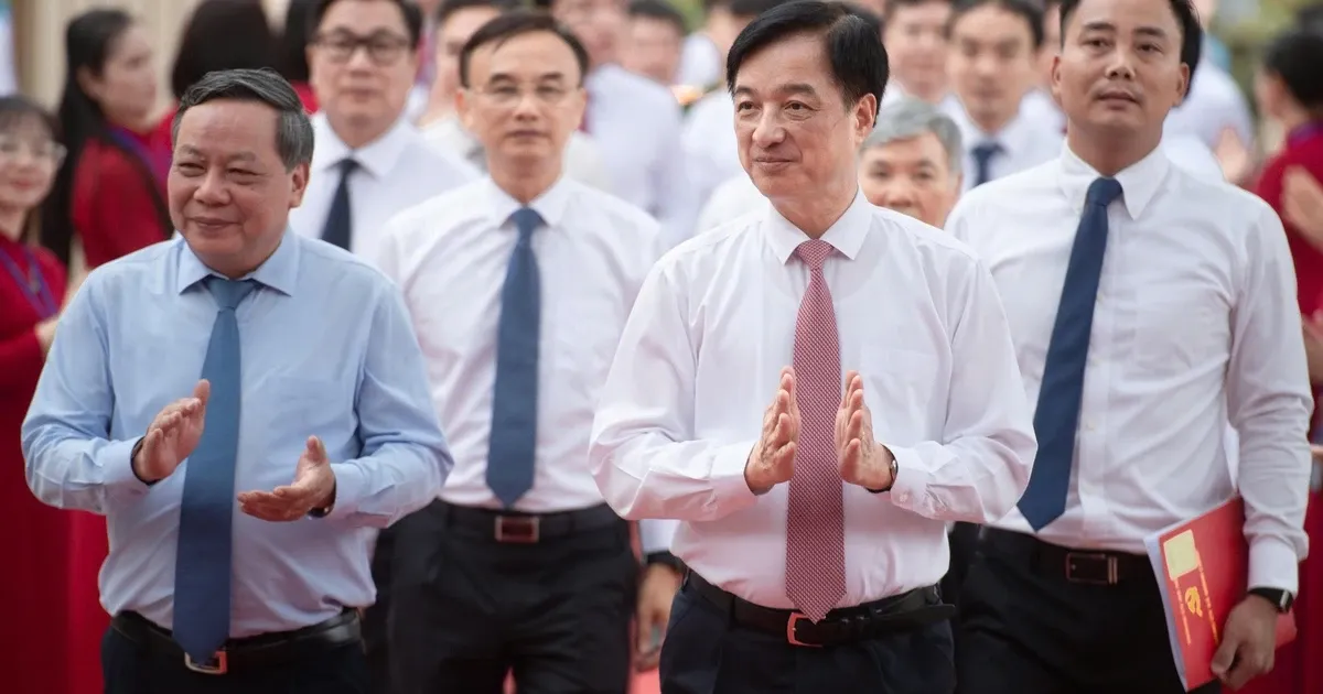 Xã đảo Minh Châu có trường THPT đầu tiên, khép lại hành trình qua sông đi học