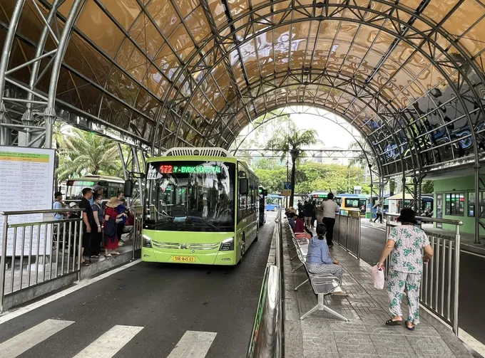 Xe buýt TP.HCM vượt mục tiêu: cơ hội vàng cho du lịch tiết kiệm