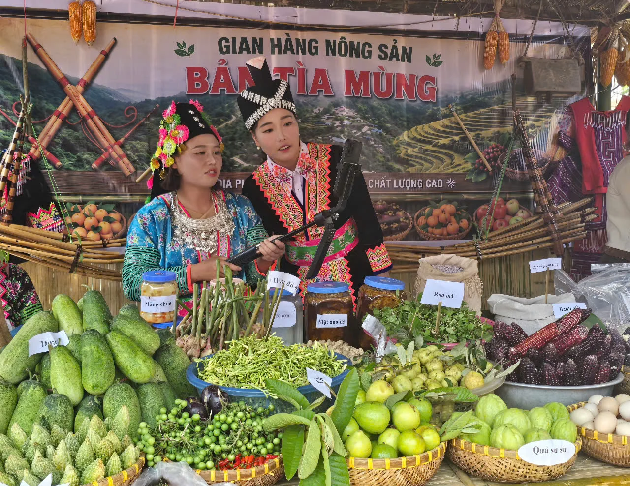 Từ xe bánh tráng vỉa hè đến app giao hàng: đường phố mở cửa số