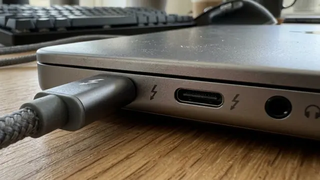 Dùng bộ sạc smartphone cho laptop: kiểm tra gì trước khi áp dụng?