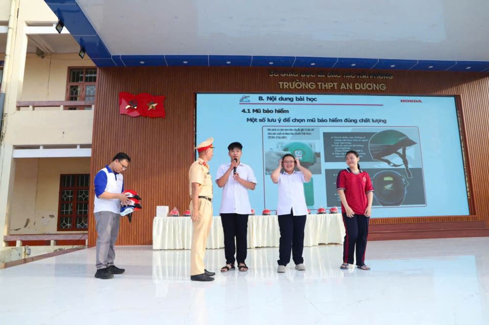Học sinh THPT học luật giao thông và kỹ năng lái xe an toàn
