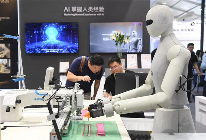 Làn sóng du khách công nghệ đổ về Trung Quốc để học robot và AI