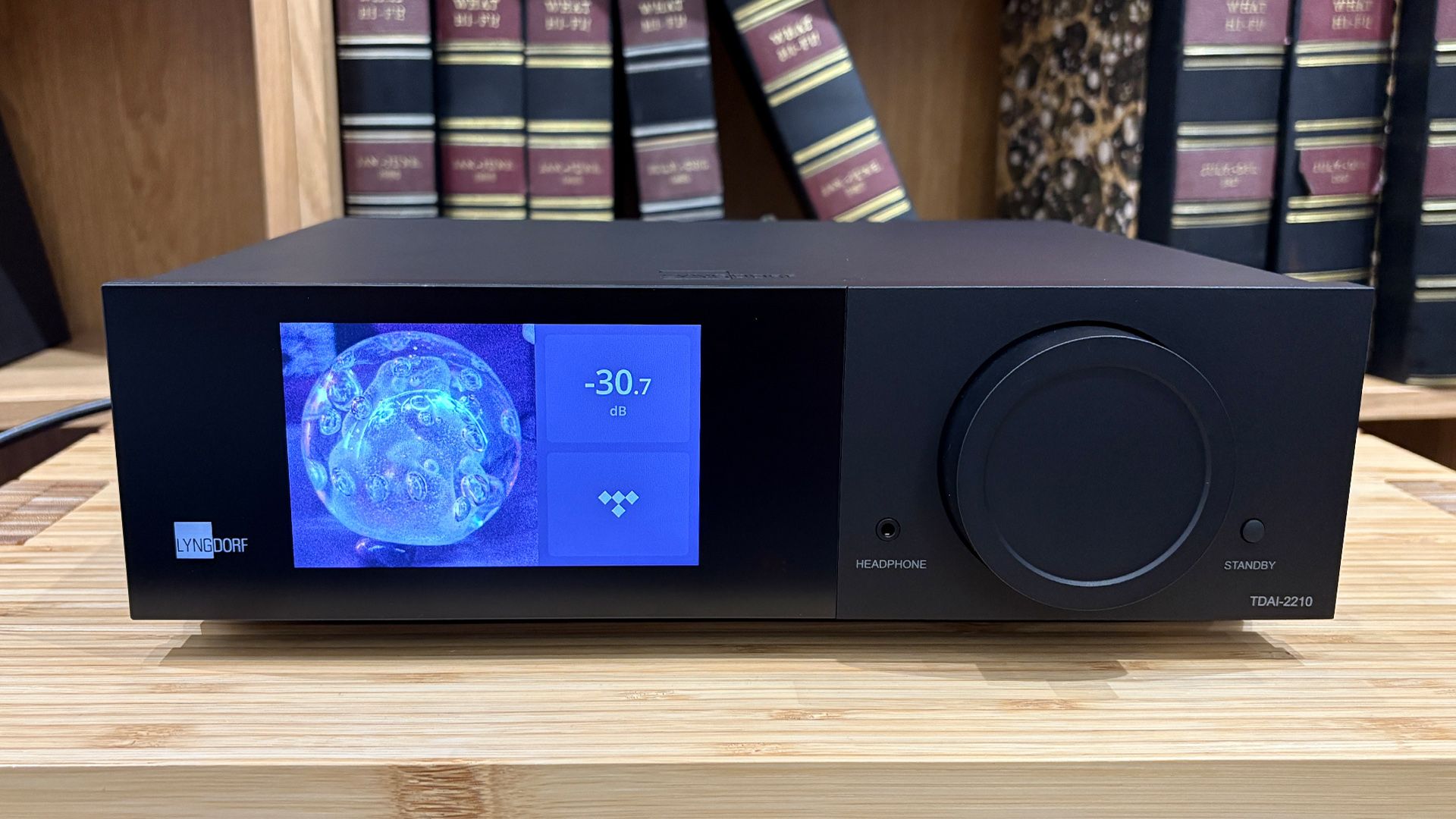 Lyngdorf TDAI-2210 vs Esoteric N-01XE: ampli streaming cao cấp cho audiophile nào?