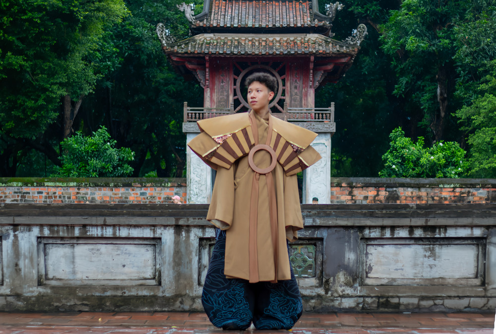 Khi Văn Miếu trở thành sàn diễn di sản của thời trang đương đại