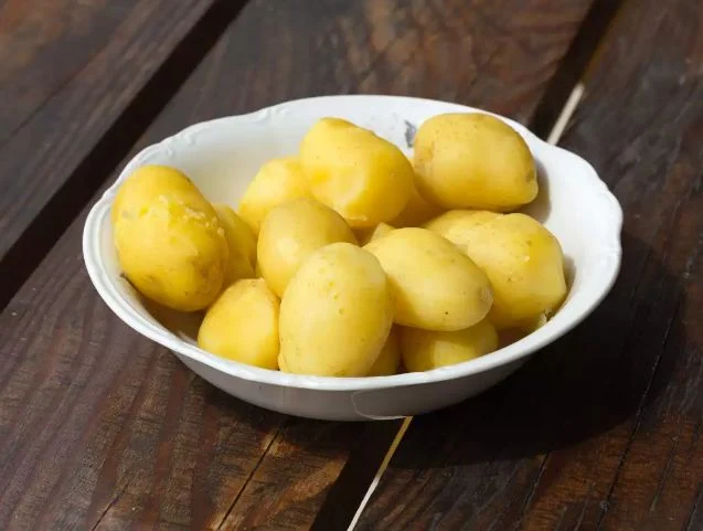 Xôi dẻo không cứng và khoai tây lột vỏ nhanh: 2 mẹo nấu ăn nên biết