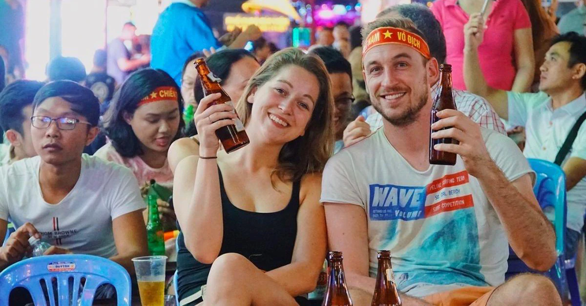 Du khách Trung Quốc khám phá bánh mì Hà Nội và ẩm thực đường phố