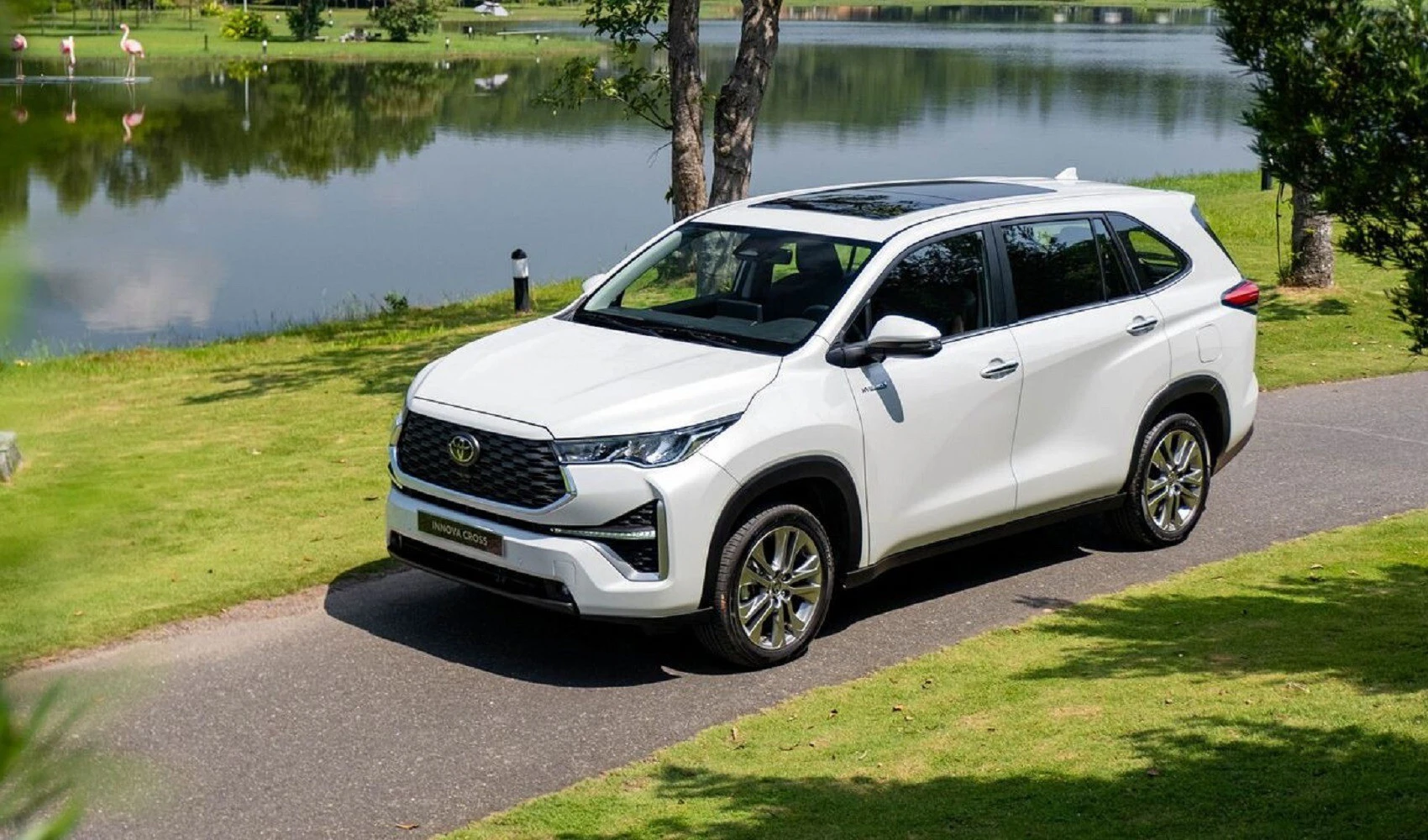 Toyota Innova Cross giá từ 685 triệu: Deal đáng xuống tiền?