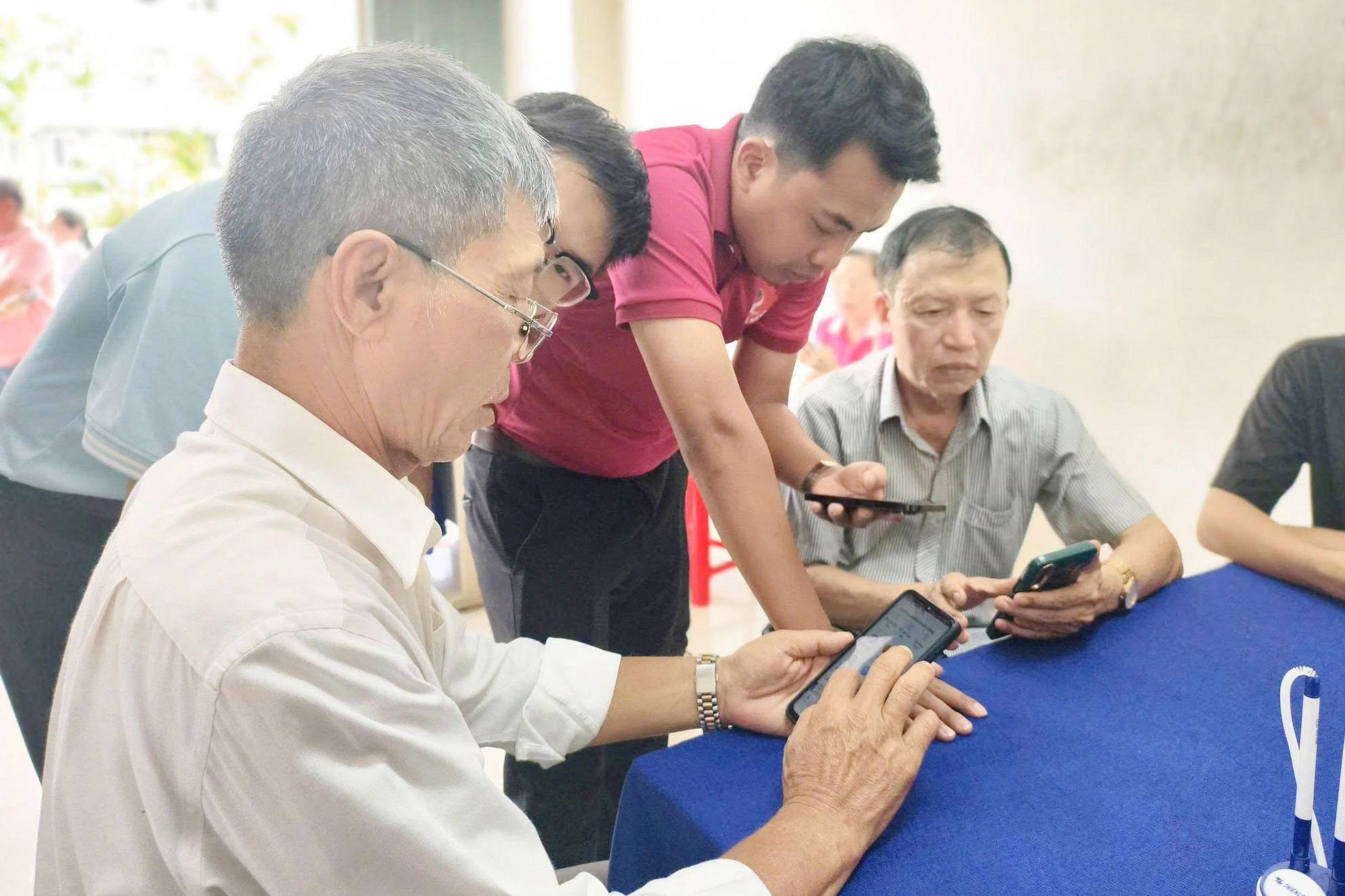 Từ sợ điện thoại đến công dân số: khi bình dân học vụ số chạm tới người cao tuổi