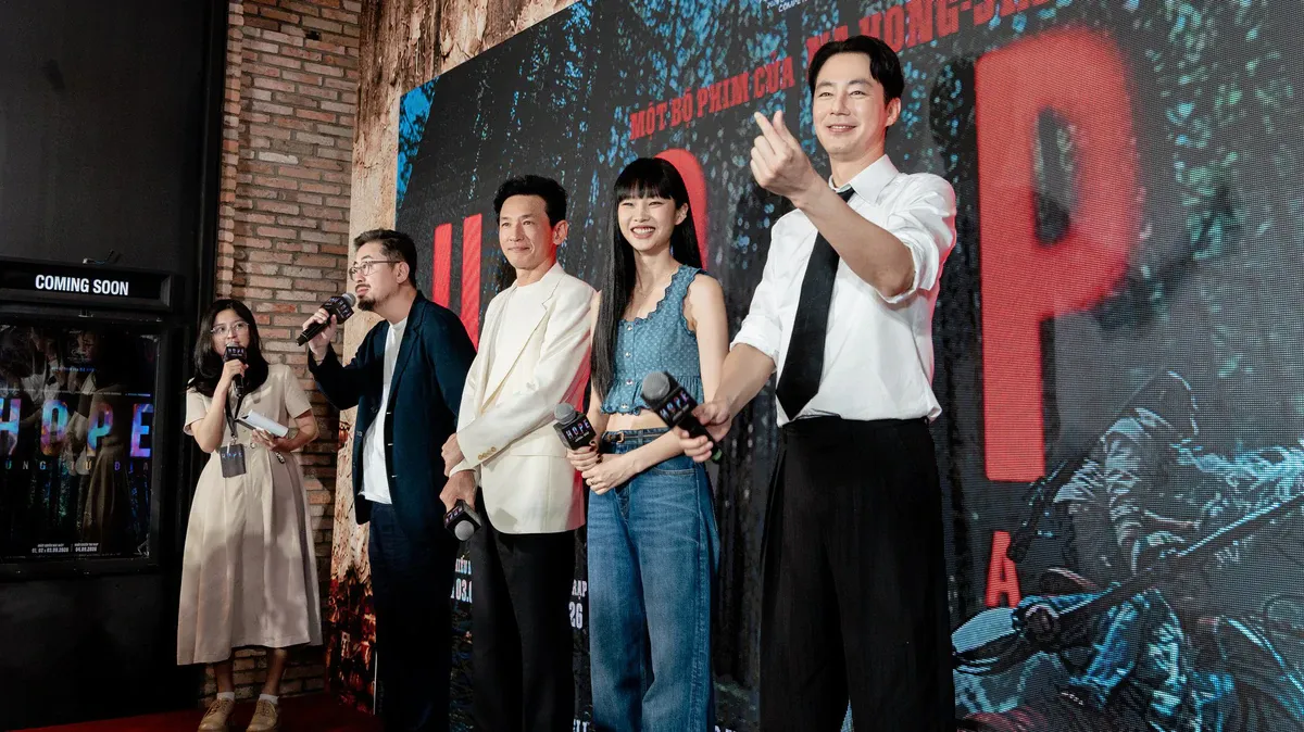 Jo In Sung và Hwang Jung‑min: Cú bắt tay văn hoá tại thảm đỏ TP.HCM