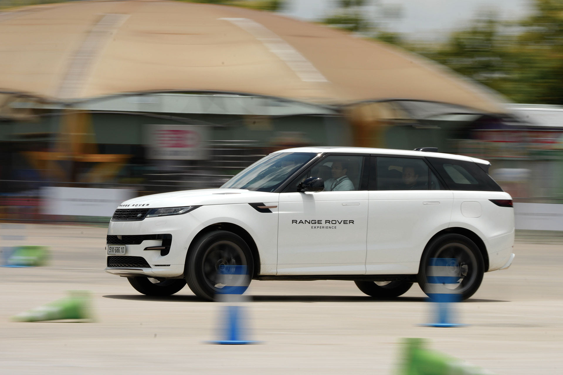 Range Rover Sport PHEV so tài Cayenne E-Hybrid và Volvo XC90 Plug-in
