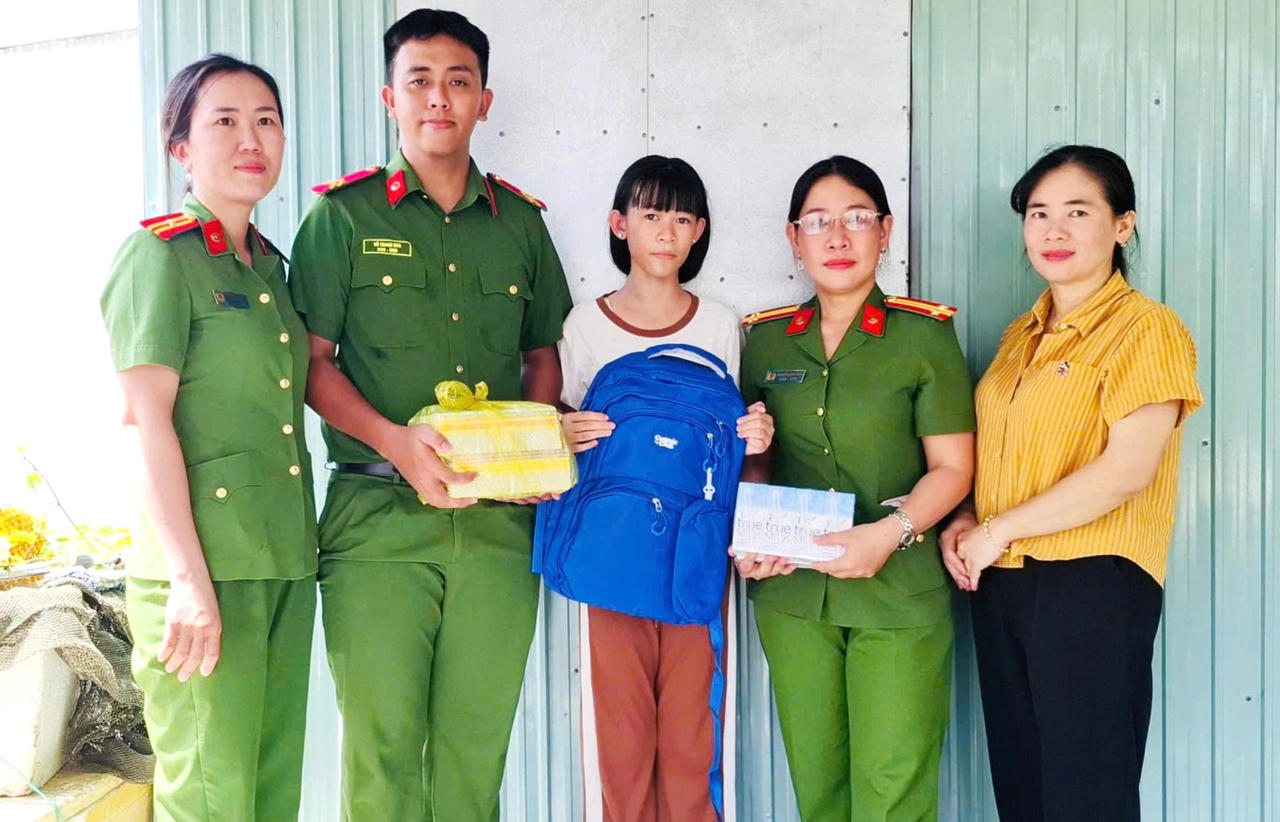 Lực lượng công an hỗ trợ học sinh khó khăn: Từ cặp sách đến kinh phí học tập