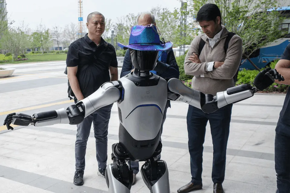 Làn sóng du khách công nghệ đổ về Trung Quốc để học robot và AI
