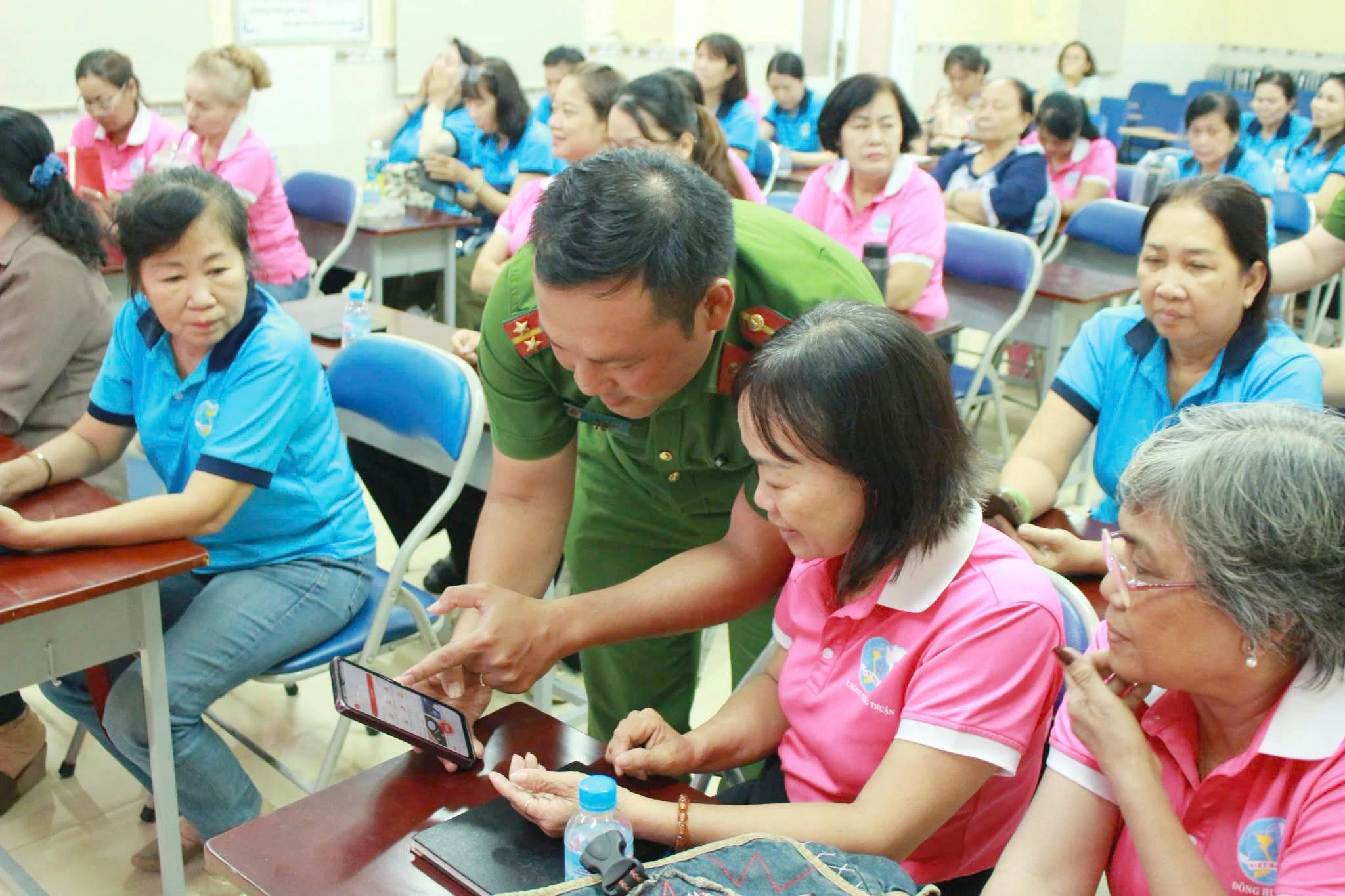 Từ sợ điện thoại đến công dân số: khi bình dân học vụ số chạm tới người cao tuổi