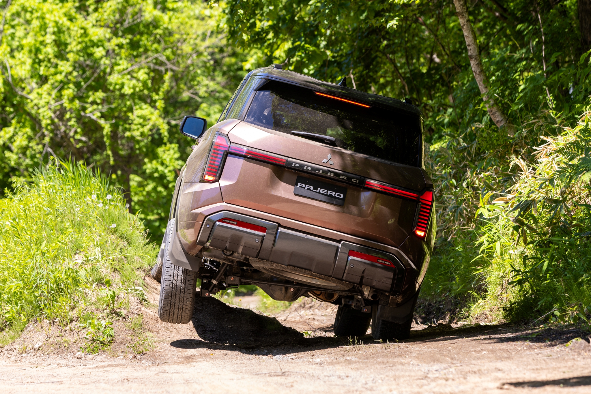 Mitsubishi Pajero định giá giữa Ford Everest và Toyota Prado