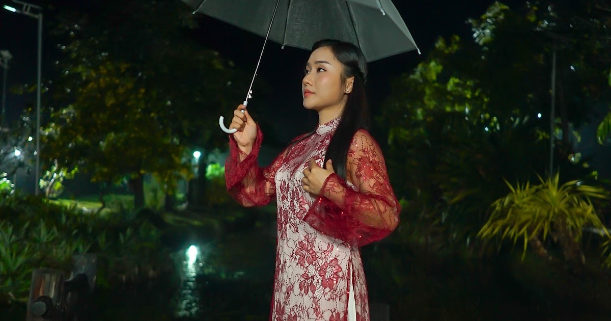 Hồ Phương Liên đội mưa 12 tiếng cho màu sắc bolero mới