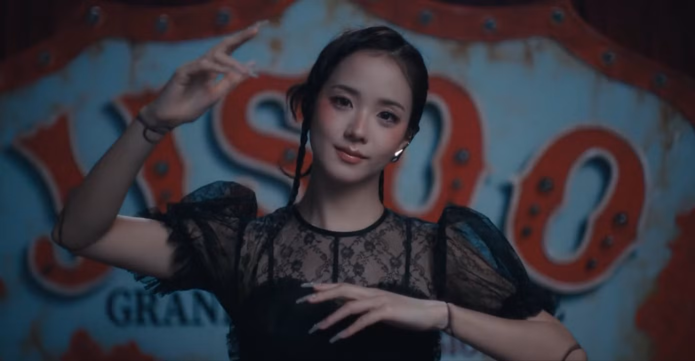Jisoo tung MV ‘CLICK’ với đạo diễn Taylor Swift: cú nhấp chuột mở khóa kỷ nguyên solo