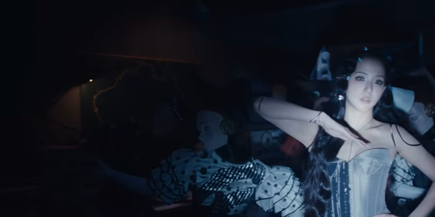 Jisoo tung MV ‘CLICK’ với đạo diễn Taylor Swift: cú nhấp chuột mở khóa kỷ nguyên solo