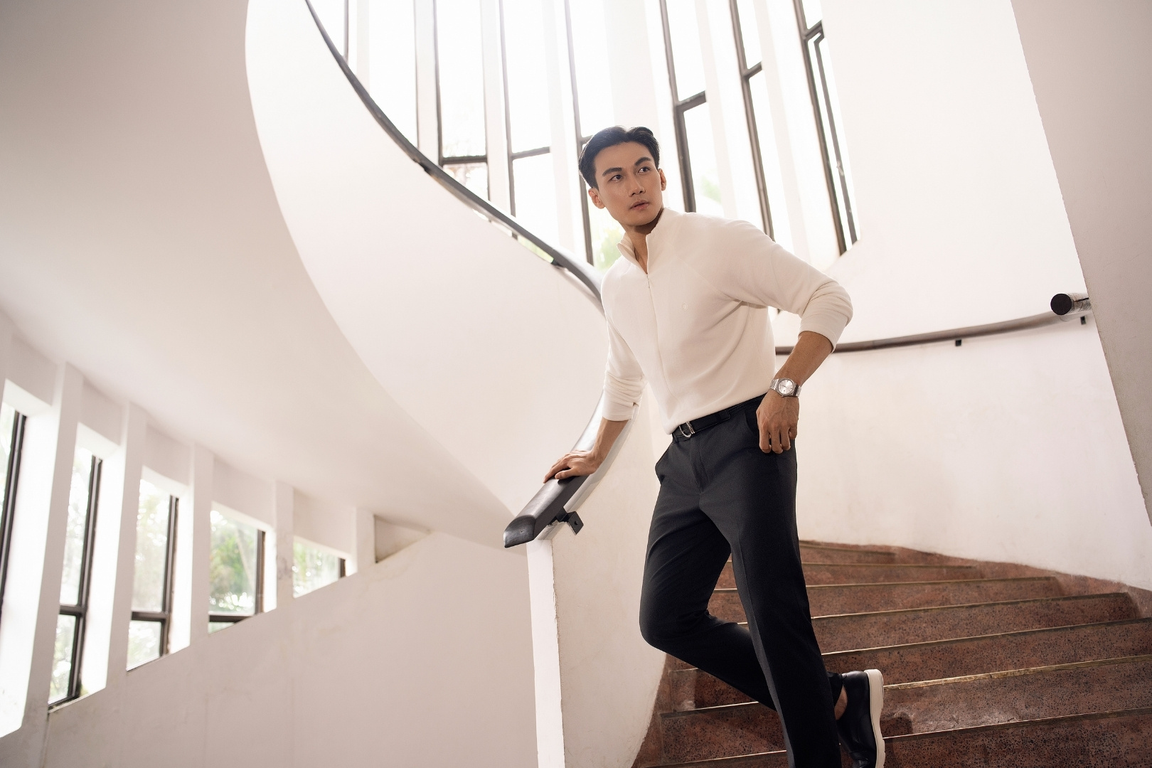 Tủ đồ công sở: từ tối giản thanh lịch đến văn hóa đương đại