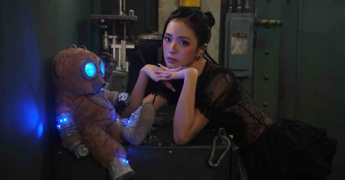 Jisoo tung MV “CLICK” với đạo diễn Taylor Swift: Cyborg trong thế giới bỏ quên