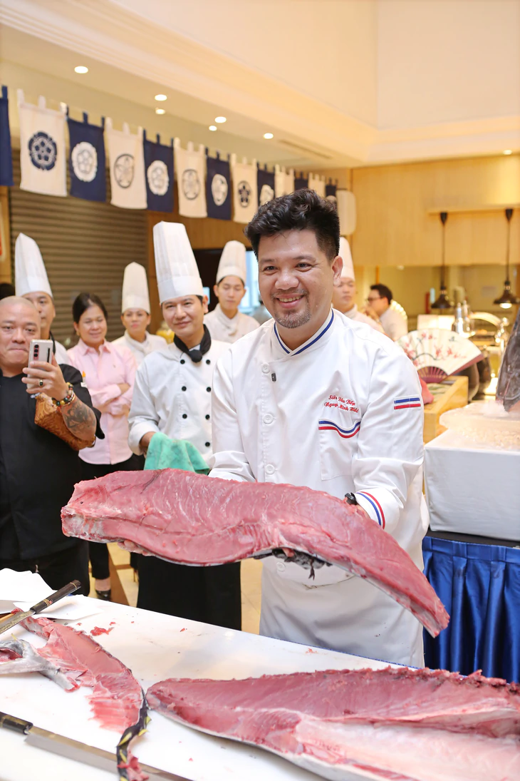 Nghi thức xẻ cá ngừ vây xanh 60kg: kỹ thuật butchering như một màn biểu diễn ẩm thực