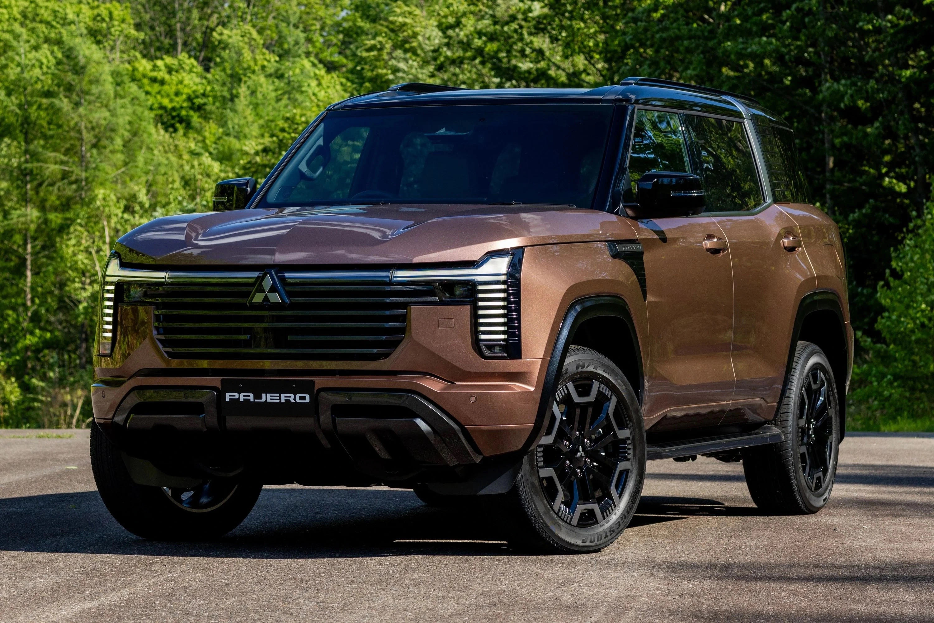Mitsubishi Pajero thế hệ 5: khung gầm rời và tham vọng đấu Land Cruiser Prado