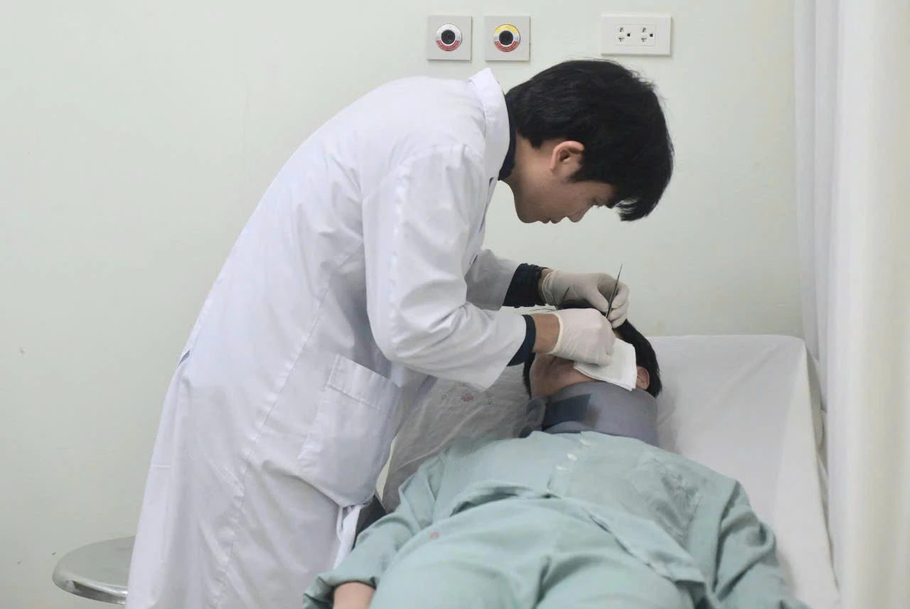 Tiêm filler nâng ngực tại nhà: Cái bẫy làm đẹp rẻ hóa nguy kịch
