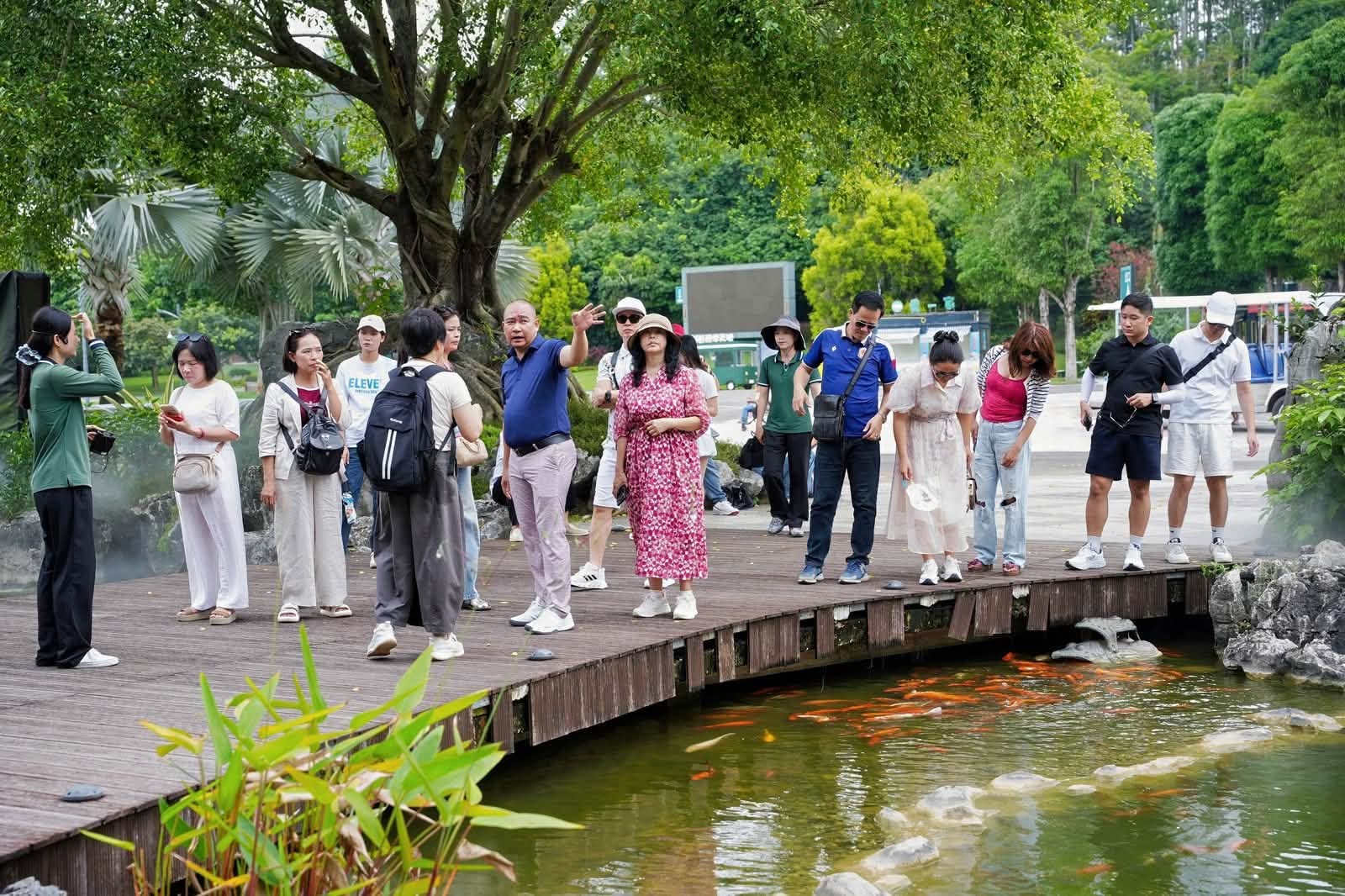 Hàng nghìn du khách Việt xếp hàng ở Lào Cai để khám phá Vân Nam: Điều gì đang hút khách?