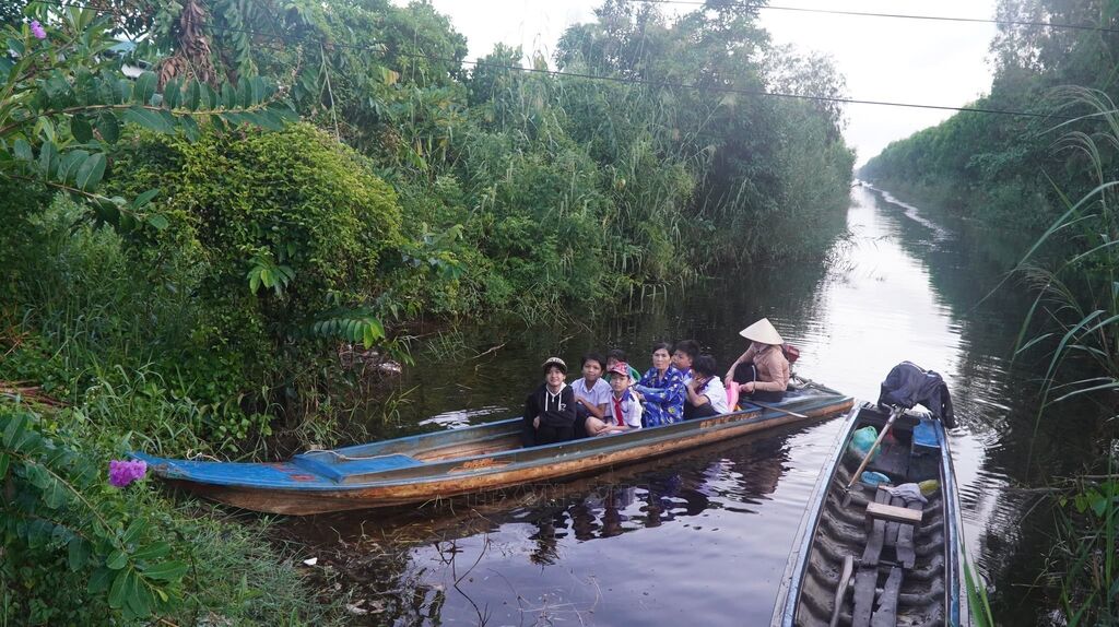 Xuồng máy, kênh rạch và hành trình đến lớp của học sinh vùng U Minh Hạ