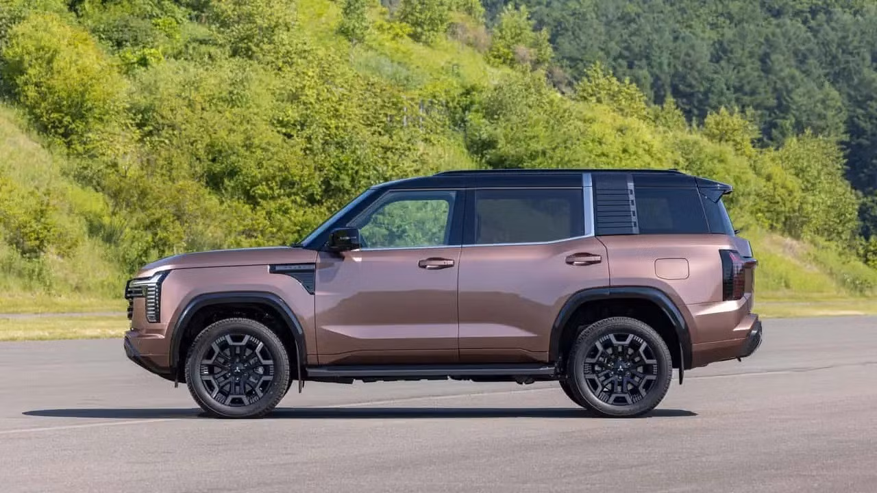 Mitsubishi Pajero thế hệ mới trở lại: Cửa nào trước Everest và Prado?