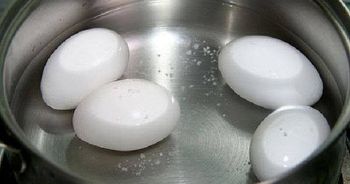 Luộc trứng đúng nhiệt độ nước để vỏ bóc dễ, lòng đỏ chín vừa