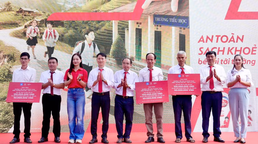 Những chương trình hỗ trợ học sinh vùng khó khăn bước vào năm học mới